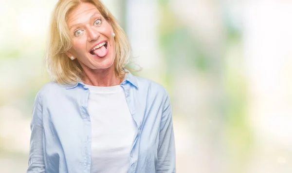 Blonde Žena Středního Věku Izolované Pozadí Držet Jazyk Out Spokojený — Stock fotografie