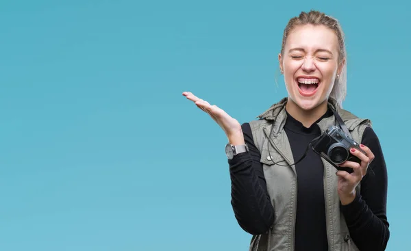 Junge Blonde Frau Macht Fotos Mit Vintage Kamera Vor Isoliertem — Stockfoto