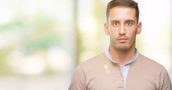 Jovem Bonito Com Uma Expressão Confiante Cara Inteligente Pensando Sério — Fotografia de Stock