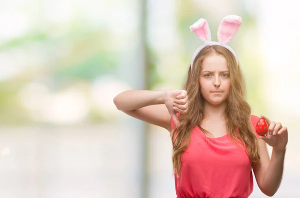 Junge Blonde Frau Mit Osterhasenohren Mit Wütendem Gesicht Negatives Zeichen — Stockfoto