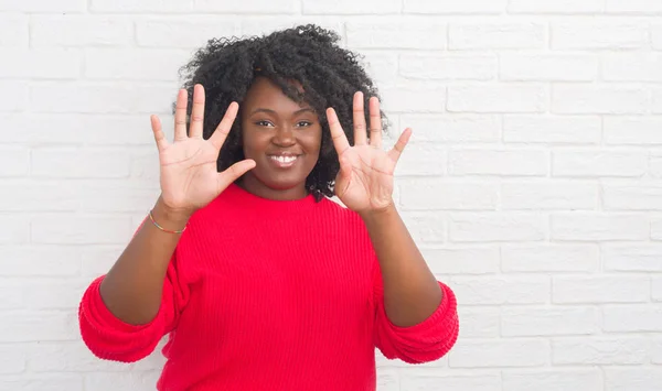 Unga Afroamerikanska Size Kvinna Över Vit Tegelvägg Visar Och Pekar — Stockfoto