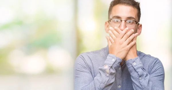 Bello Giovane Uomo Elegante Con Gli Occhiali Scioccato Copertura Bocca — Foto Stock