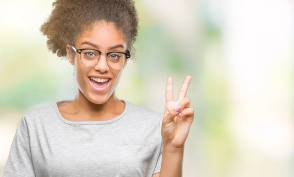 Mujer Afroamericana Joven Con Gafas Sobre Fondo Aislado Sonriendo Con —  Fotos de Stock