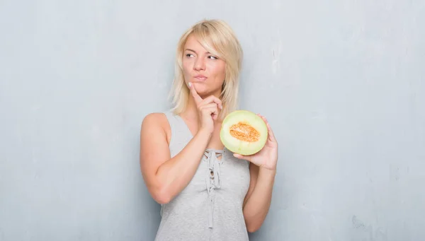 Mujer Caucásica Adulta Sobre Pared Gris Grunge Comiendo Melón Melón —  Fotos de Stock