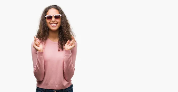 Schöne Junge Hispanische Frau Mit Sonnenbrille Lächelnd Daumen Drücken Mit — Stockfoto