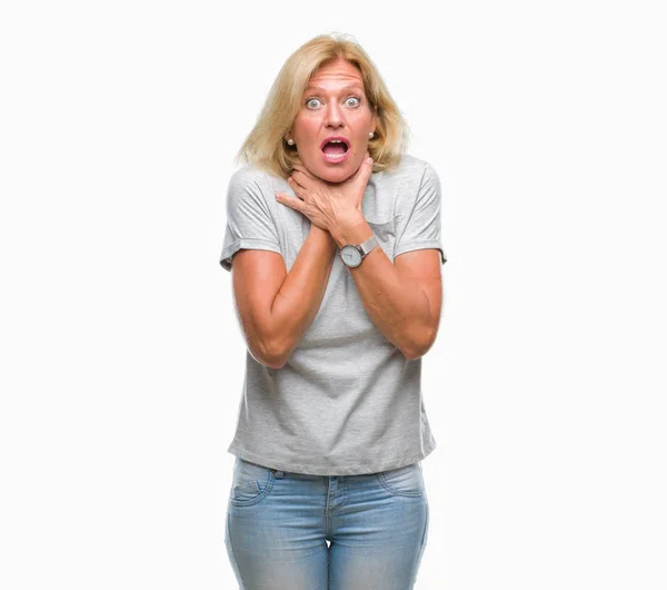 Midden Leeftijd Blonde Vrouw Geïsoleerd Achtergrond Schreeuwen Stik Omdat Pijnlijke — Stockfoto
