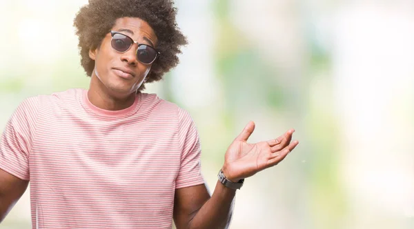 Afro Amerikansk Man Bär Solglasögon Över Isolerade Bakgrund Aningslös Och — Stockfoto