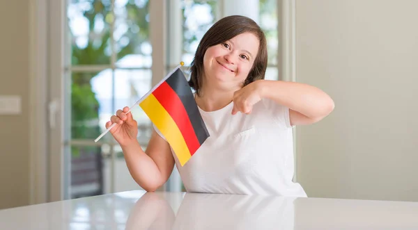 Síndrome Mujer Casa Sosteniendo Bandera Alemania Con Cara Sorpresa Señalando —  Fotos de Stock