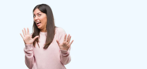 Junge Schöne Hispanische Frau Trägt Einen Pullover Angst Und Erschrocken — Stockfoto