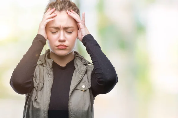 Młoda Blondynka Odosobnionym Pochodzeniem Cierpiąca Ból Głowy Zdesperowana Zestresowana Ponieważ — Zdjęcie stockowe