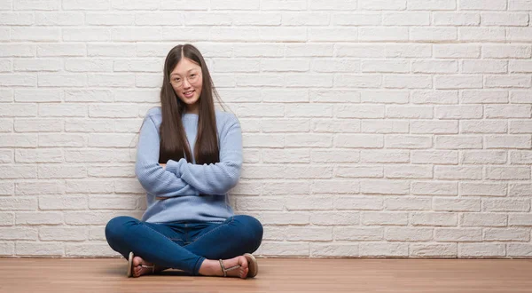 Joven Mujer China Sentada Suelo Sobre Pared Ladrillo Feliz Cara — Foto de Stock