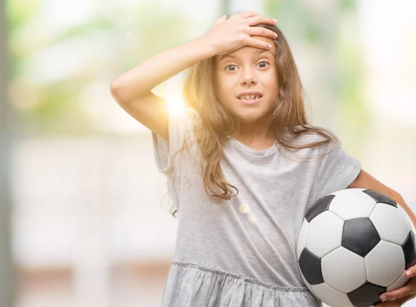 Esmer Latin Kız Kafasına Ile Vurguladı Futbol Futbol Topu Tutan — Stok fotoğraf