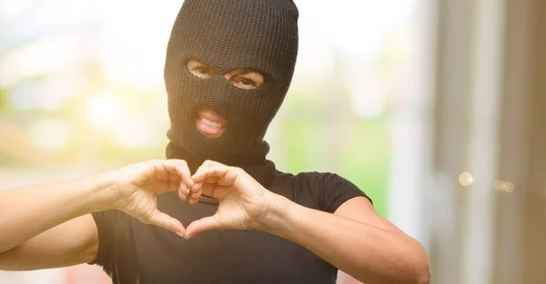 Einbrecher Terroristin Mit Sturmhaube Zeigt Glücklich Liebe Mit Herzförmigen Händen — Stockfoto