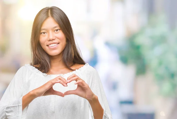Junge Asiatin Mit Isoliertem Hintergrund Die Verliebt Lächelt Und Herzsymbol — Stockfoto