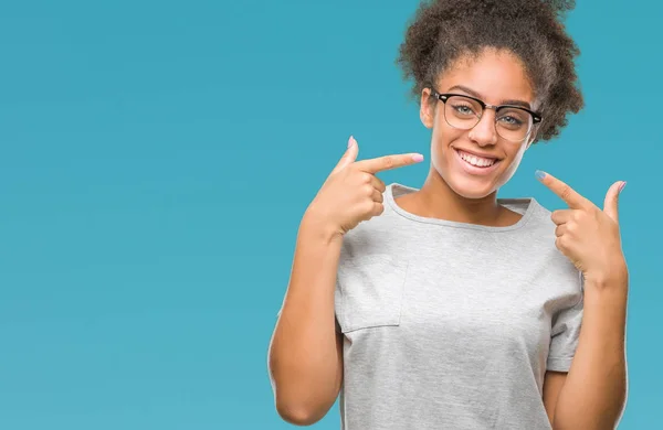 Mujer Afroamericana Joven Con Gafas Sobre Fondo Aislado Sonriendo Confiado —  Fotos de Stock