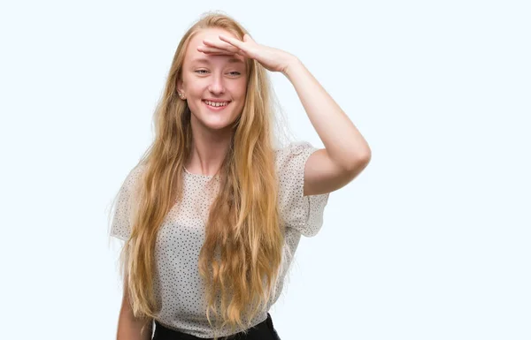Rubia Adolescente Mujer Usando Topos Camisa Muy Feliz Sonriente Mirando — Foto de Stock