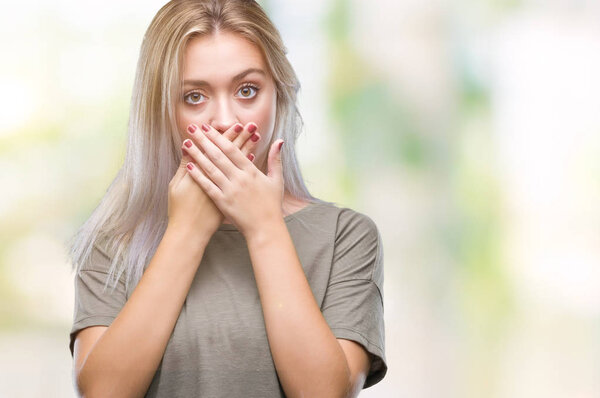 Молодая блондинка на изолированном фоне шокировала закрывая рот руками за ошибку. Секретная концепция
.