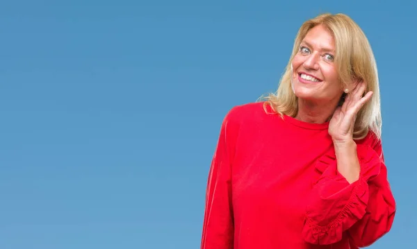 Mulher Loira Meia Idade Sobre Fundo Isolado Sorrindo Com Mão — Fotografia de Stock