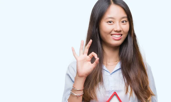 Jonge Aziatische Vrouw Echte Staat Agent Houden Huis Geïsoleerd Achtergrond — Stockfoto