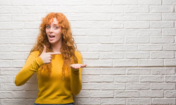 Jeune Rousse Femme Debout Sur Mur Briques Très Heureux Pointage — Photo