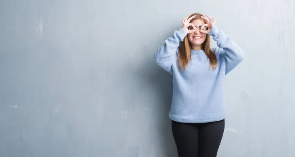 Jonge Volwassen Vrouw Grijs Grunge Muur Bril Doen Gebaar Als — Stockfoto