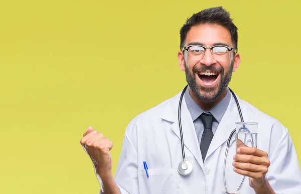 Médico Hispano Adulto Bebiendo Vaso Agua Sobre Fondo Aislado Gritando — Foto de Stock