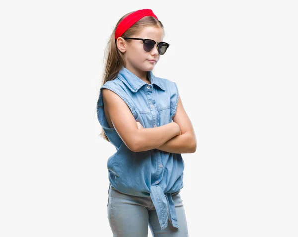 年轻漂亮的女孩戴着太阳镜在孤立的背景怀疑和紧张 不赞成的表情与交叉的武器 消极的人 — 图库照片