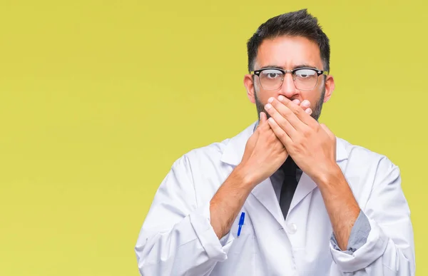 Üzerinde Beyaz Önlük Giyiyor Yetişkin Latin Asıllı Bilim Adamı Doktor — Stok fotoğraf