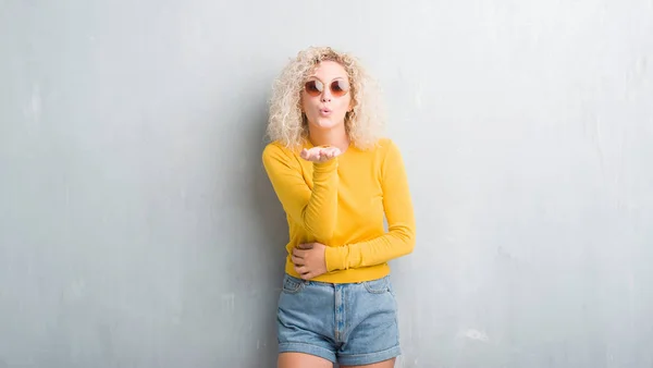 Mujer Rubia Joven Con Pelo Rizado Sobre Fondo Gris Grunge — Foto de Stock