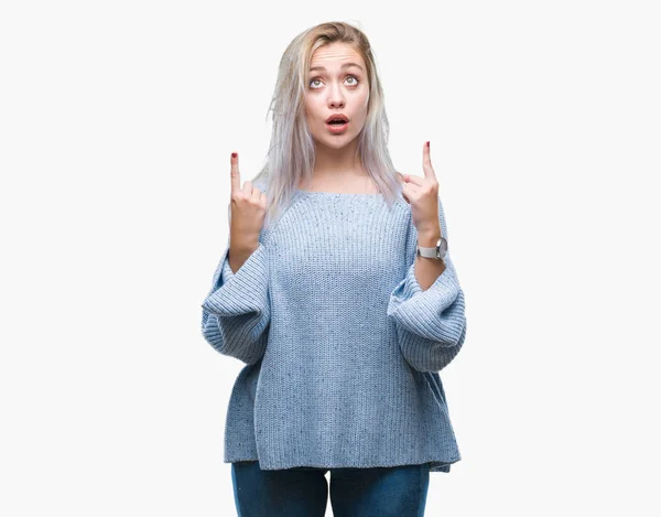 Young Blonde Woman Wearing Winter Sweater Isolated Background Amazed Surprised — Stock Photo, Image