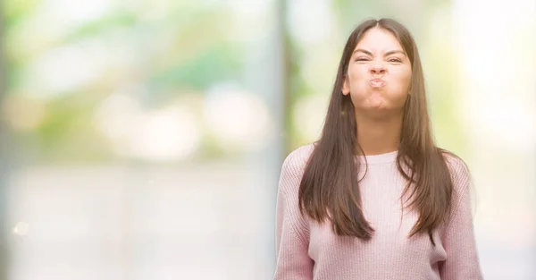 Ung Vacker Spansktalande Kvinna Som Bär Tröja Pustande Kinder Med — Stockfoto