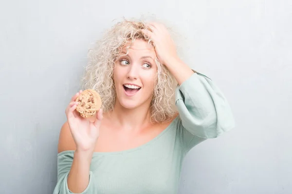Jeune Femme Blonde Sur Mur Gris Grunge Mangeant Chocolat Puce — Photo