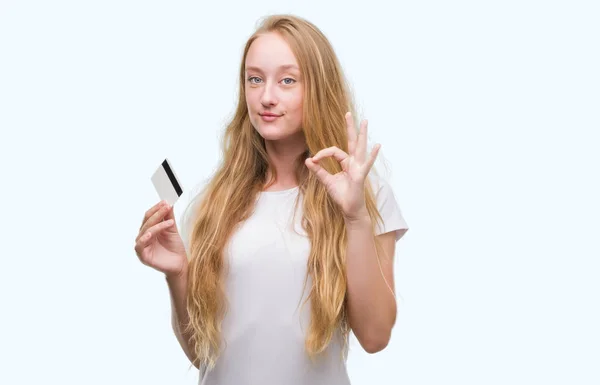 Mulher Adolescente Loira Segurando Cartão Crédito Fazendo Sinal Com Dedos — Fotografia de Stock