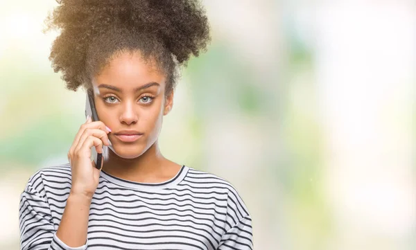 Mujer Afroamericana Joven Hablando Por Teléfono Sobre Fondo Aislado Con — Foto de Stock