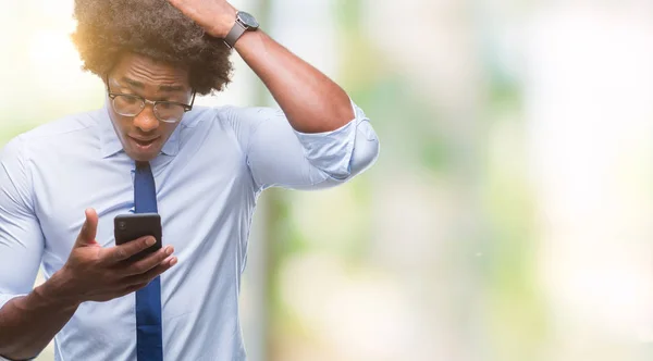 Afro Americano Uomo Affari Sms Utilizzando Smartphone Sfondo Isolato Stressato — Foto Stock