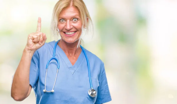 Middelbare Leeftijd Blonde Verpleegkundige Chirurg Dokter Vrouw Geïsoleerde Achtergrond Vinger — Stockfoto