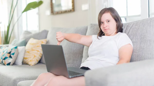 Mulher Síndrome Casa Usando Laptop Computador Com Rosto Irritado Sinal — Fotografia de Stock