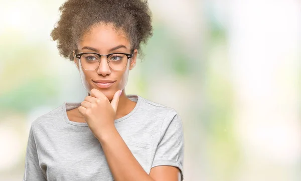 Joven Mujer Afroamericana Con Gafas Sobre Fondo Aislado Mirando Confiado —  Fotos de Stock