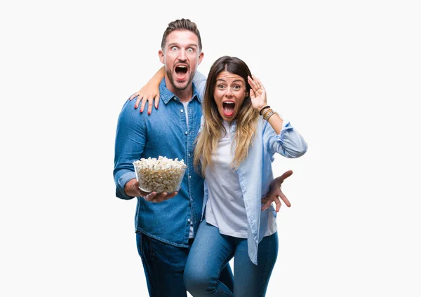 Jovem Casal Apaixonado Comer Pipocas Sobre Fundo Isolado Muito Feliz — Fotografia de Stock