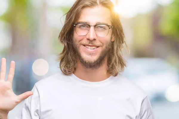 Joven Hombre Guapo Con Pelo Largo Con Gafas Sobre Fondo —  Fotos de Stock