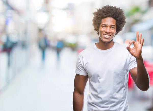 Afro Amerikansk Man Över Isolerad Bakgrund Ler Positivt Gör Tecken — Stockfoto