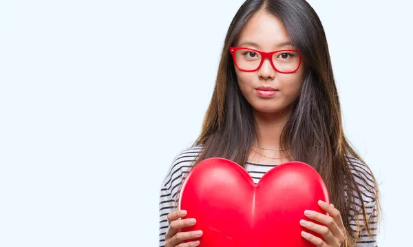 Jovem Mulher Asiática Amor Segurando Ler Coração Sobre Fundo Isolado — Fotografia de Stock