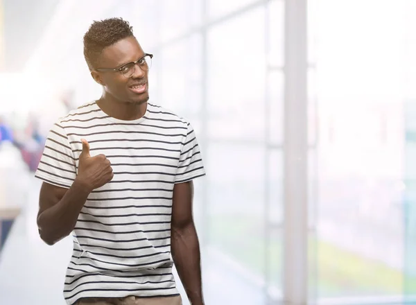 Unga Afroamerikanska Mannen Bär Glasögon Och Marinblå Shirt Gör Glad — Stockfoto