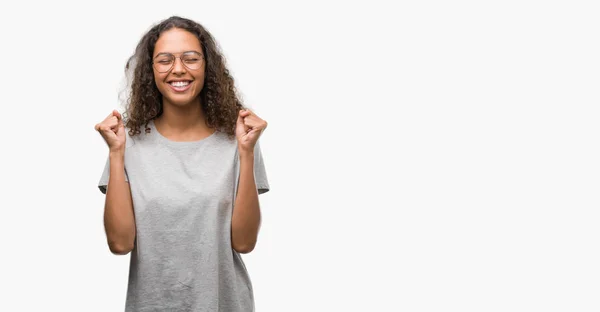 Schöne Junge Hispanische Frau Mit Brille Aufgeregt Für Den Erfolg — Stockfoto