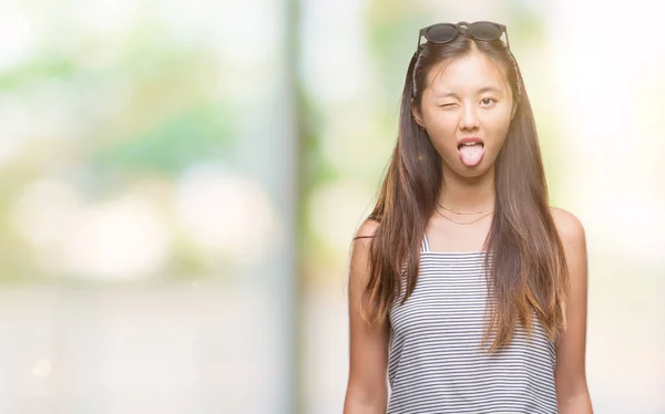 Fiatal Ázsiai Visel Napszemüveg Kitart Nyelvem Elszigetelt Háttér Vicces Kifejezés — Stock Fotó
