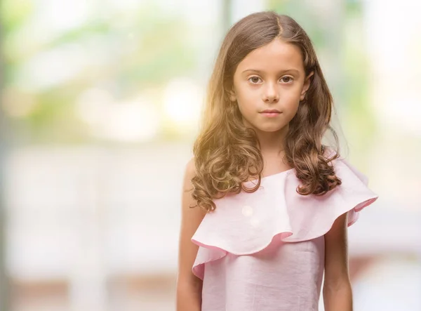 Brünettes Hispanisches Mädchen Rosa Kleid Mit Ernstem Gesichtsausdruck Einfacher Und — Stockfoto