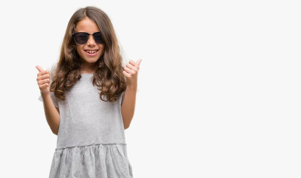 Brunetka Hispánský Dívka Která Nosí Sluneční Brýle Úspěch Znamení Dělá — Stock fotografie