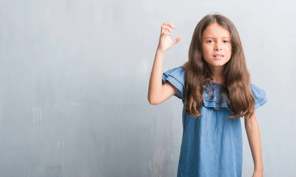 Jonge Latino Jongen Grunge Grijs Muur Boos Gekke Verhogen Vuist — Stockfoto