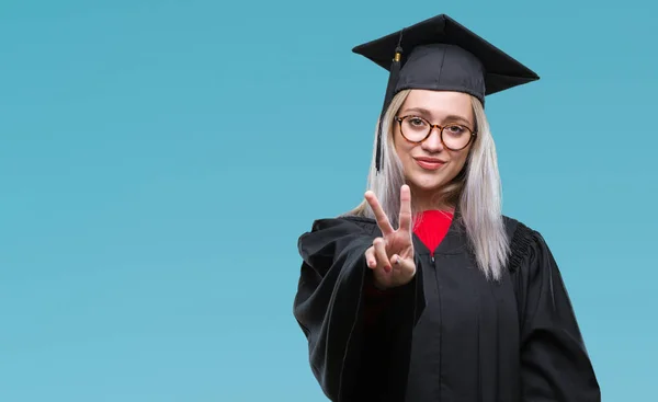 Unga Blonda Kvinnan Bär Graduate Uniform Över Isolerade Bakgrund Leende — Stockfoto