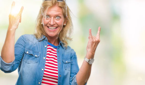 Blonde Frau Mittleren Alters Über Isoliertem Hintergrund Die Mit Verrücktem — Stockfoto